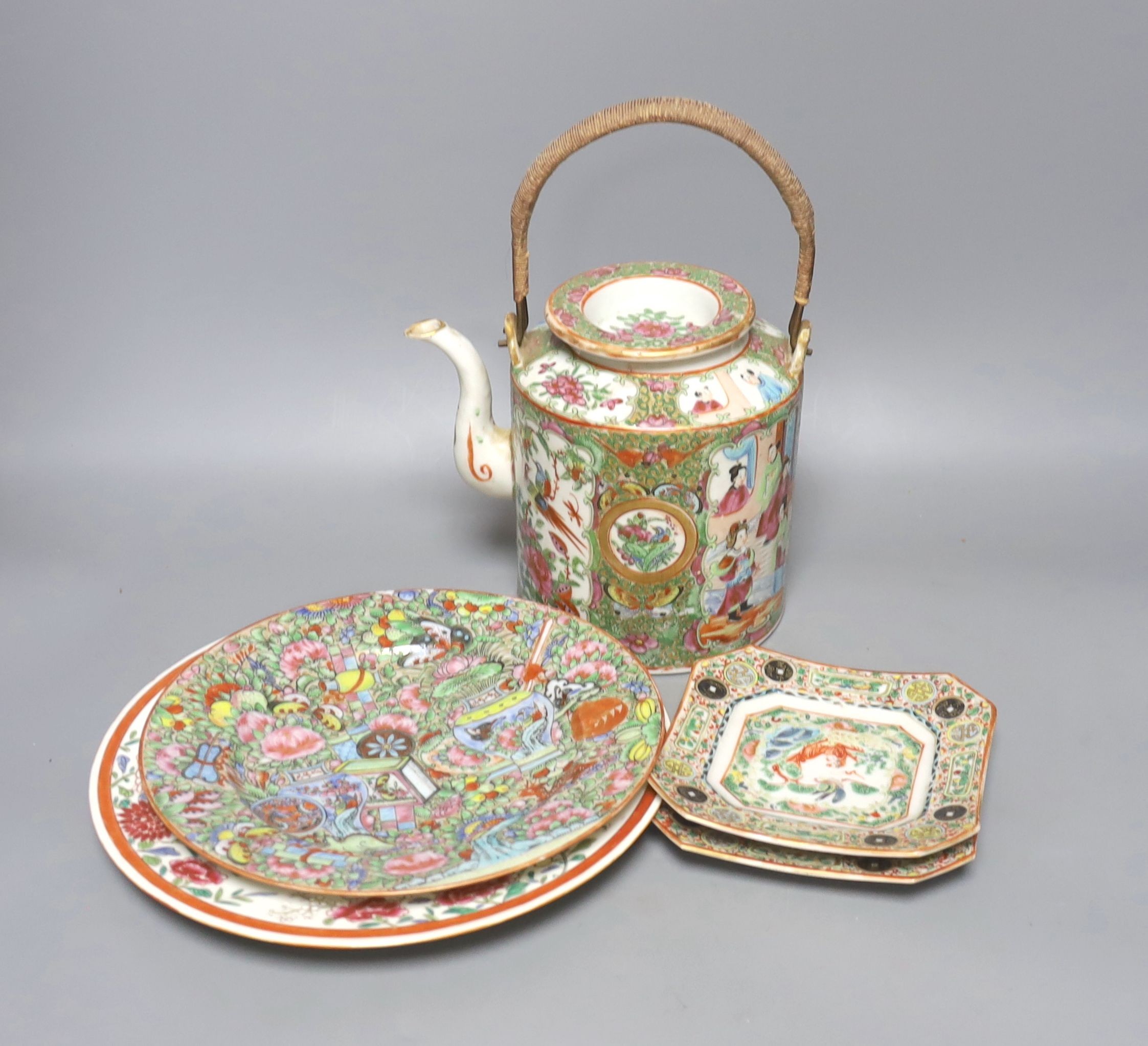 A Chinese enamelled porcelain teapot, three dishes and a Samson plate